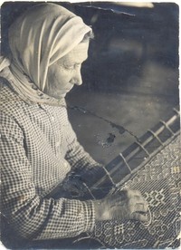 Антропова Елизавета Семеновна, известная мастерица по узорному тканью и шитью в технике «поймитту». 1943 г. Олонецкий музей.