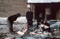 Женщины на заготовке дров. Космозеро. Март 1942 года. Из фондов архива Вооруженных сил Военного музея Финляндии
