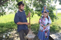 Евгений Борисов рассказывает туристам об особенностях покрытия куполов