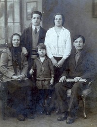 Иван Васильевич и Агафья Егоровна Вавилины с детьми