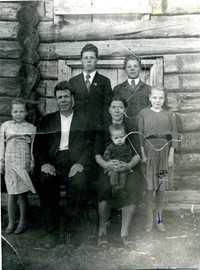 Семья Максимовых в родной деревне Ерснево, 1948 год