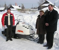Директор музея «Кижи» Е.В. Аверьянова передает снегоход Н.А.Тихонову и В.А.Карпенко