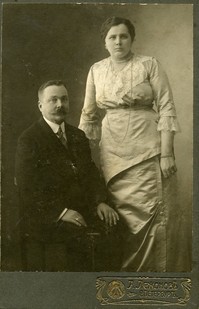 Фотография из фондов музея «Кижи»:  Коренные кижане в Санкт-Петербурге — Супруги Мишины, 1915 г.