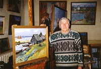 Алексей Ерёмин в мастерской в Доме на Песочной набережной (1996 г.) с картиной «В деревне Погост. Баньки» (1974 г.)