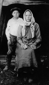 Александра Павловна Миронкова, старшая дочь Павла Тимофеевича с сыном Павлом 