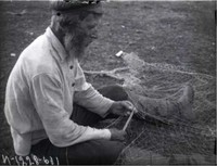 Рис. 2. Починка рыболовных сетей. Карелы. 1920-е гг. Фото: А .А. Беликов (из открытых источников в сети интернет).