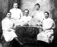 Фото 7. Я.И.Антропов (стоит, крайний справа) и четверо военных медиков. 1914–1918 гг. КП 4731
