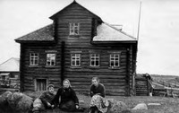 В центре: Черепова Мария Федоровна с сыном Петром на фоне своего дома. Деревня Леликово. Кон. 1950-х – нач. 1960-х гг.