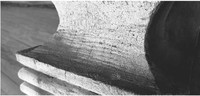 Рис. 2. Следы плоского топора на изогнутой поверхности резного столба крыльца