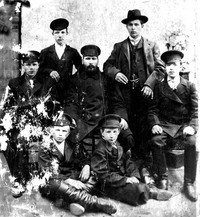 Фото 8. В.Г.Мухин (мальчик-подросток, сидящий на полу слева), мальчик, приказчики и купец. 1904–1905 гг. КП 4848/7