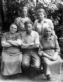 Дети священника Русанова. В верхнем ряду справа М.М.Русанова. 1950-е гг.