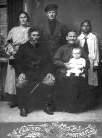 2. А.М. Пашкова в кругу семьи. Фото из архива Пудожского краеведческого музея.
