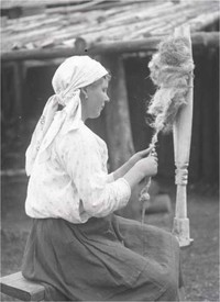 Рис. 25. Девушка за прялкой. Фото А. А. Беликова, 1927 г.