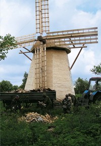 Ветряная мельница из села Толвуя (начало XX в.). Уборка территории после реставрации