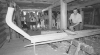 Рис.8. Мастер С.В.Давыдов строит лодку в доме Сергеева. Фото автора. 2010 г.