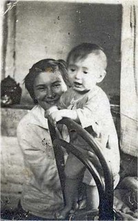 Рис. 5. Мама с дочкой Женечкой.