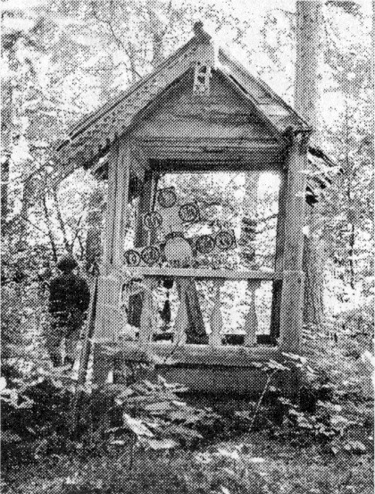 Фото 30. Поклонный крест в д.Гормельницы Медвежьегорского района. 1979 г. НВФ 5674