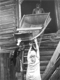 Погрузка экспонатов в селе Шелтозеро (1984 г.)