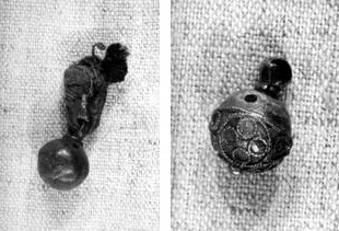 Рис.2. б) Литые металлические пуговицы. Фонды музея «Кижи»: КП-4337, КП-4335.