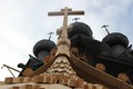 Над алтарем Преображенской церкви Кижского Погоста установлена первая отреставрированная главка храма