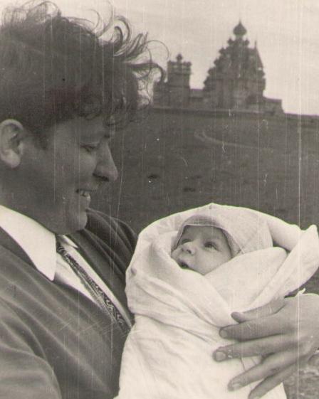 Виктор Иванович Пулькин с сыном Максимом на острове Кижи. Фото Н.П.Филатовой, 1968 г.