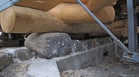 Фото 12. Валуны под углами сруба и каменная забирка на известковом растворе между валунами
