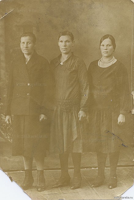 Прасковья Михайловна Ярицына (крайняя слева) и две неизвестные женщины