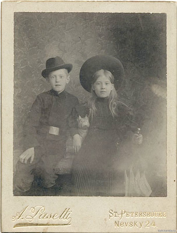 Мальчик и девочка в шляпах