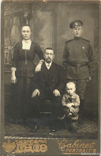 Братья Клюхины(?), женщина и ребёнок