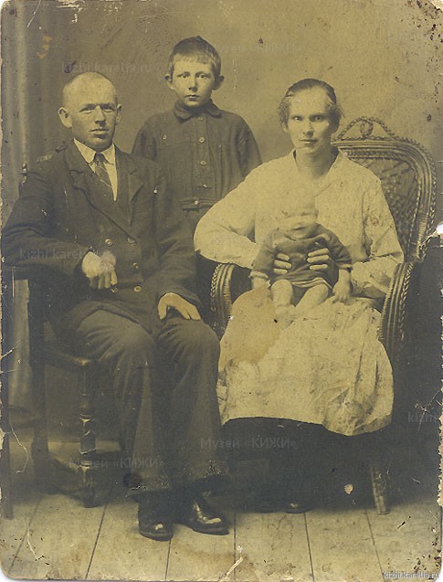 Федор Матвеевич Трифонов, его жена Марфа Ивановна, сын Борис и брат жены Филипп Егоров