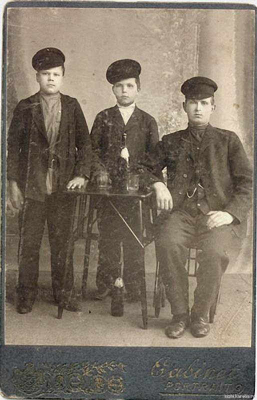 Василий Григорьевич Мухин и двое подростков