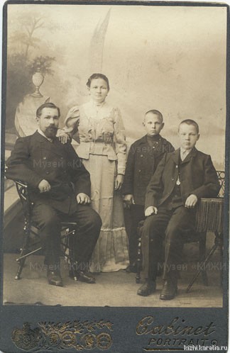 Фёдор Фёдорович и Надежда Васильевна Анисимовы с сыновьями