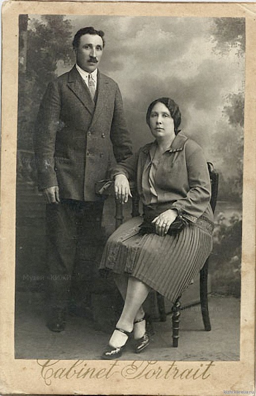 Почему на старых фотографиях мужчины сидят а женщины стоят