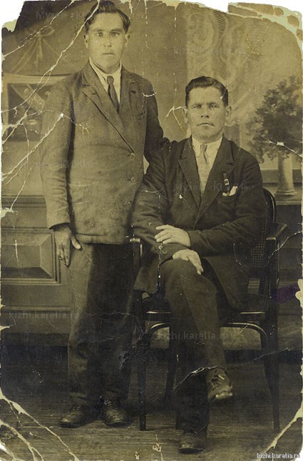 Александр Федорович Кузнецов (слева) и неизвестный мужчина