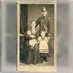 [Полицейский] унтер-офицер, неизвестная женщина и двое детей