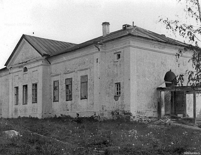 Кирпичное здание в бывшем Палеостровском монастыре. о.Палей. 13.06.1943.