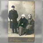 Поля [Полина Ивановна, урождённая Татаринова], её муж Карл [Скриверс] и неизвестная молодая женщина