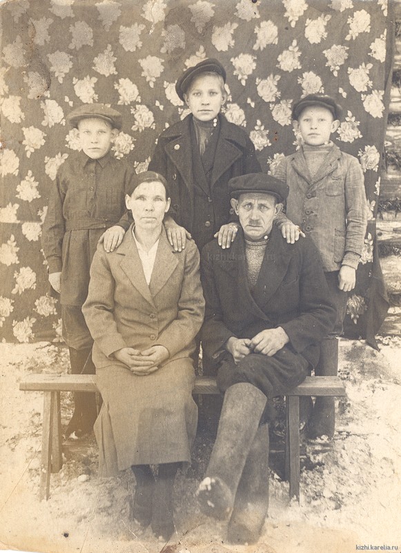 Егоров Петр Михайлович с женой Александрой Васильевной и их дети: Алексей, Михаил, Вениамин