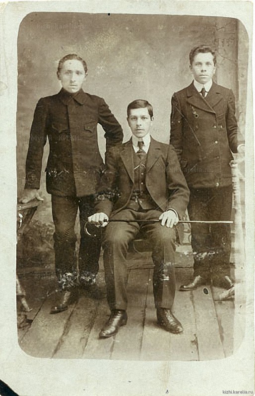 И.Вавилин (в центре), двое неизвестных мужчин