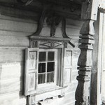 л. 8. Дом Лепсина, д. Кузнецы. 1949 г.(?) Наличник окна и столб крыльца