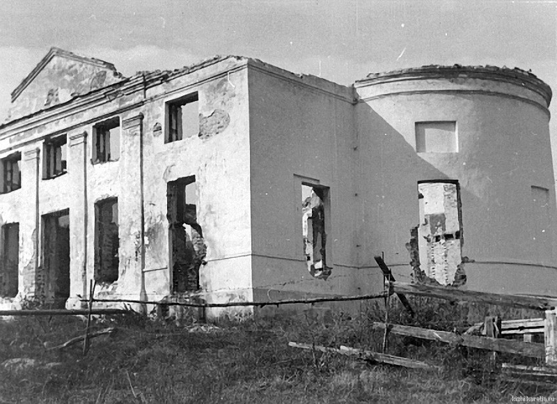 Руинированное здание церкви в с.Шуньга. 14.09.1943.