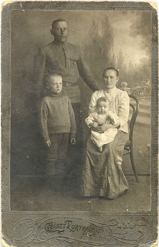 Ирина Дмитриевна Мухина с младенцем на руках, её сын Пётр и её брат