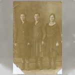 Прасковья Михайловна Ярицына (крайняя слева) и две неизвестные женщины