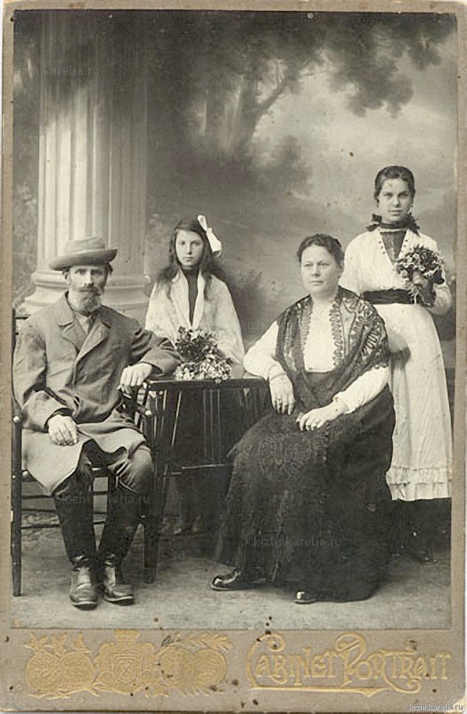 Матвей Жуков, его жена и две их дочери