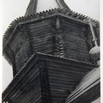 Церковь св. Варвары, с. Яндомозеро. Следы фронтонного пояса на восьмерике, раскрытом из-под тесовой обшивки.