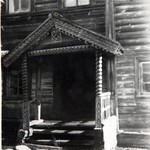 Л. 28. Вход в дом, резное крыльцо, Шелтозерский р. 1947–1952 гг.