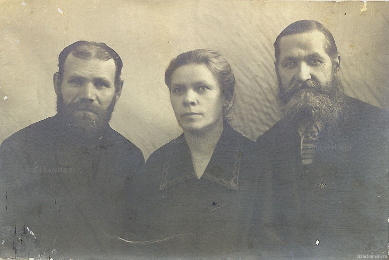 Жители деревни Типиницы (Михаил Кононов с невесткой и крестным его сына)