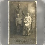 Ирина Дмитриевна Мухина с младенцем на руках, её сын Пётр и её брат