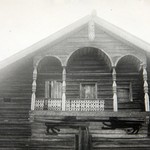 л. 28. Декоративный балкон на фронтоне дома. Заонежский р. 1947–1952 гг.