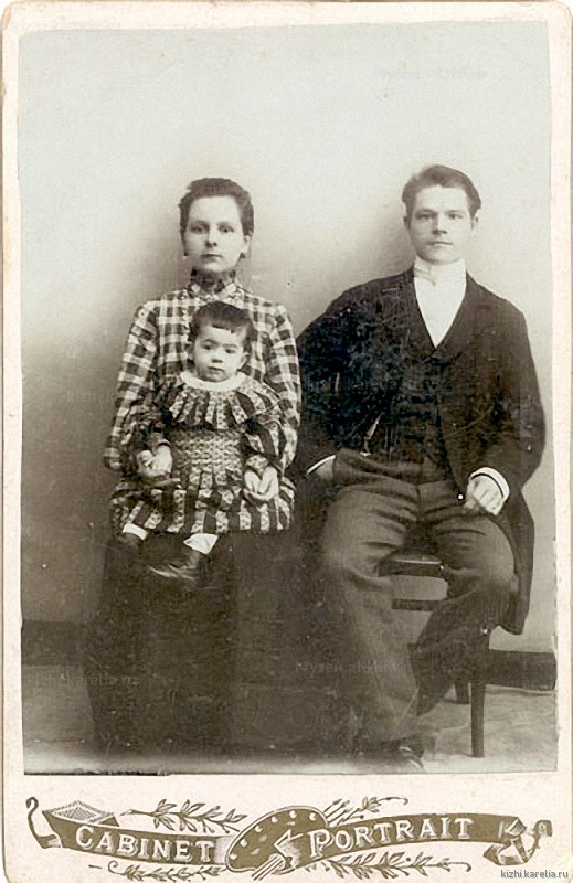 Женщина с ребёнком и юноша
